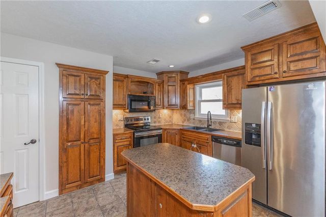 1920 E Mohawk Drive, Olathe, KS 66062