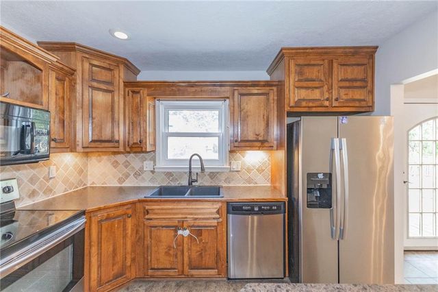 1920 E Mohawk Drive, Olathe, KS 66062