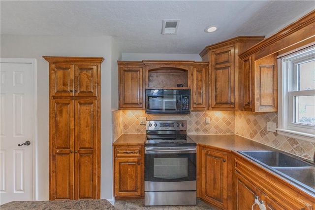 1920 E Mohawk Drive, Olathe, KS 66062