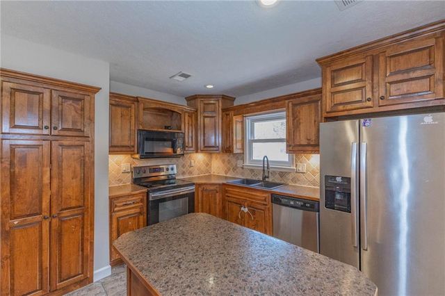 1920 E Mohawk Drive, Olathe, KS 66062