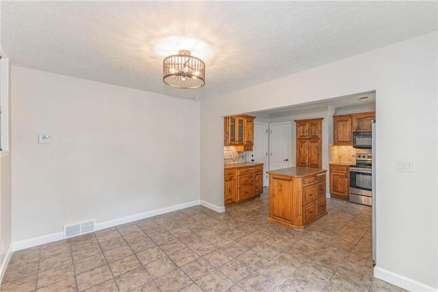 1920 E Mohawk Drive, Olathe, KS 66062