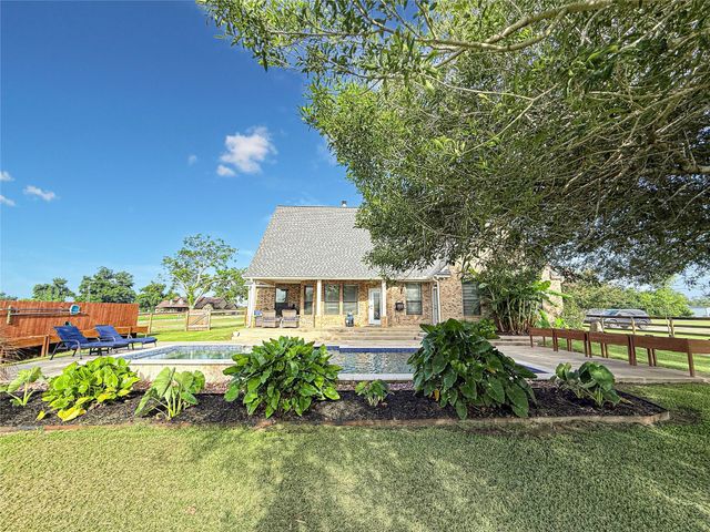 807 Mill Road, Angleton, TX 77515
