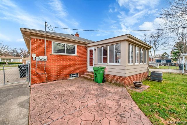 10070 Buckingham Avenue, Allen Park, MI 48101