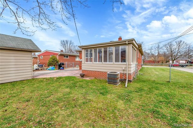 10070 Buckingham Avenue, Allen Park, MI 48101