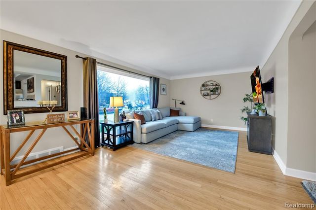 10070 Buckingham Avenue, Allen Park, MI 48101