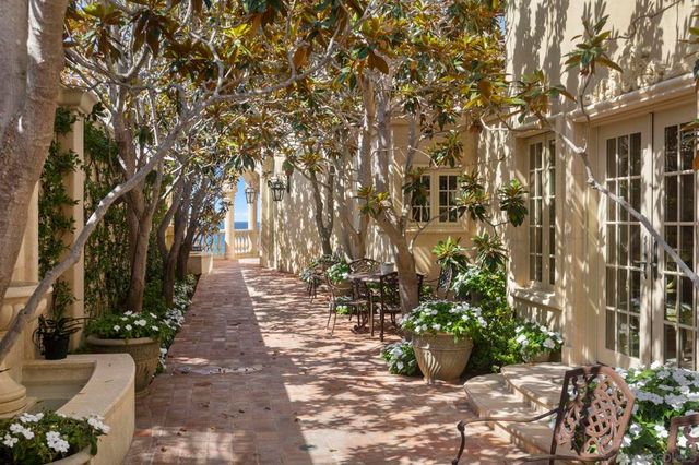 1900 Spindrift Dr, La Jolla, CA 92037