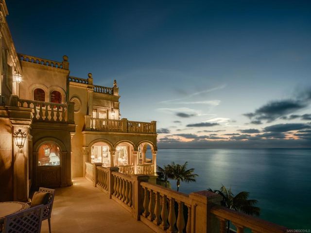 1900 Spindrift Dr, La Jolla, CA 92037