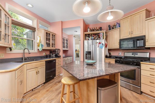 30115 Munger Drive, Livonia, MI 48154