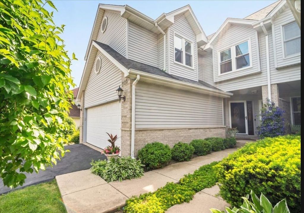 Image 1 of property listing at 905 Thornwood Court, St. Charles, IL 60174