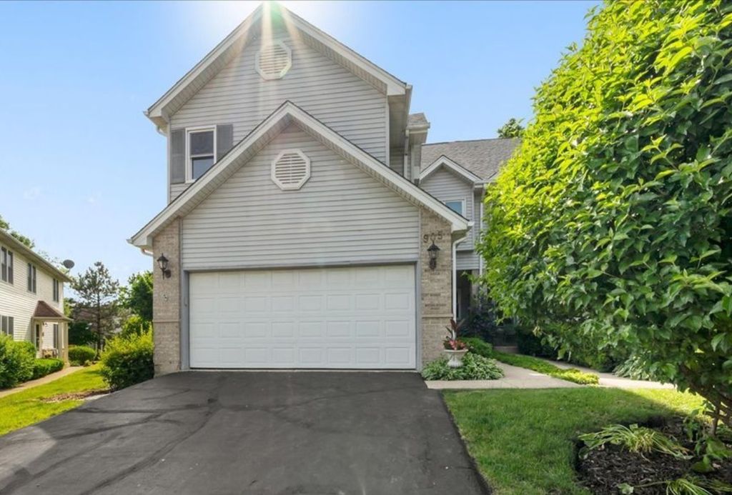 Image 2 of property listing at 905 Thornwood Court, St. Charles, IL 60174