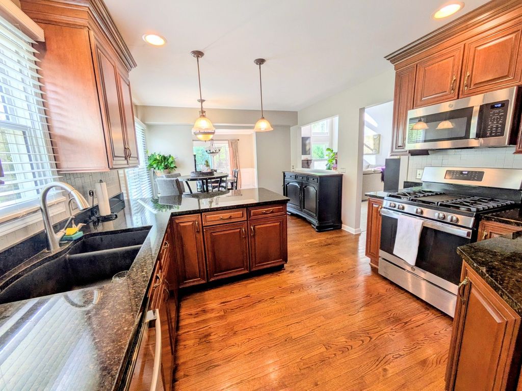 Image 11 of property listing at 905 Thornwood Court, St. Charles, IL 60174