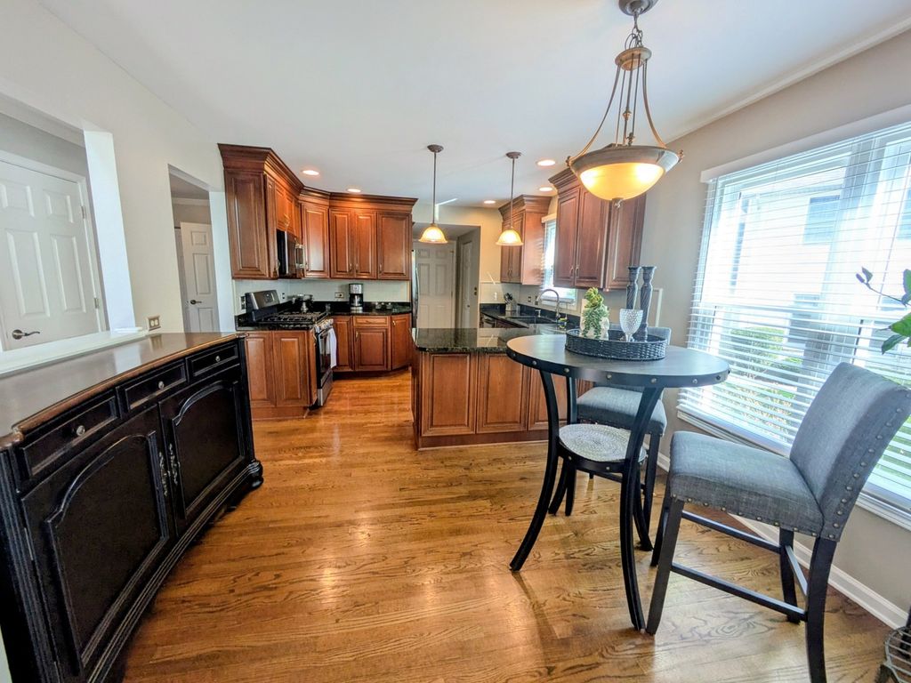 Image 12 of property listing at 905 Thornwood Court, St. Charles, IL 60174