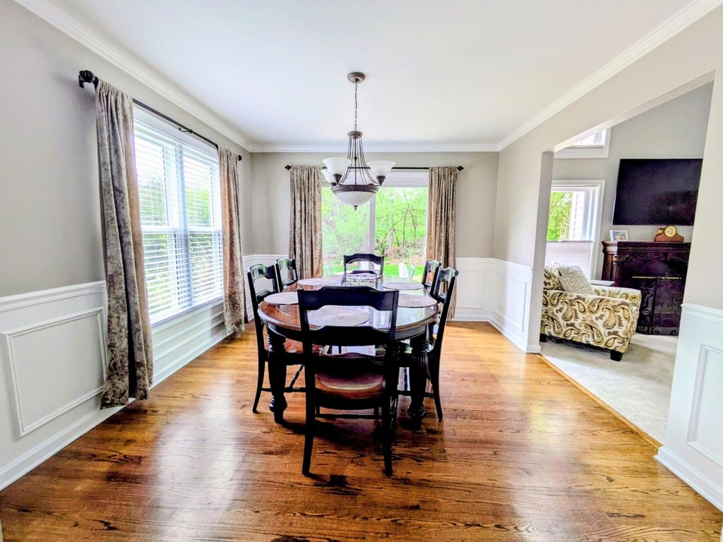 Image 13 of property listing at 905 Thornwood Court, St. Charles, IL 60174