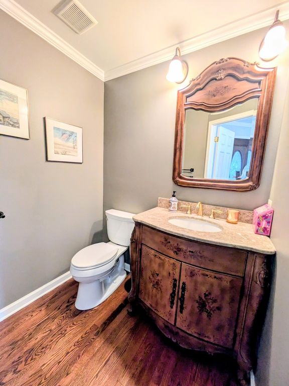 Image 14 of property listing at 905 Thornwood Court, St. Charles, IL 60174
