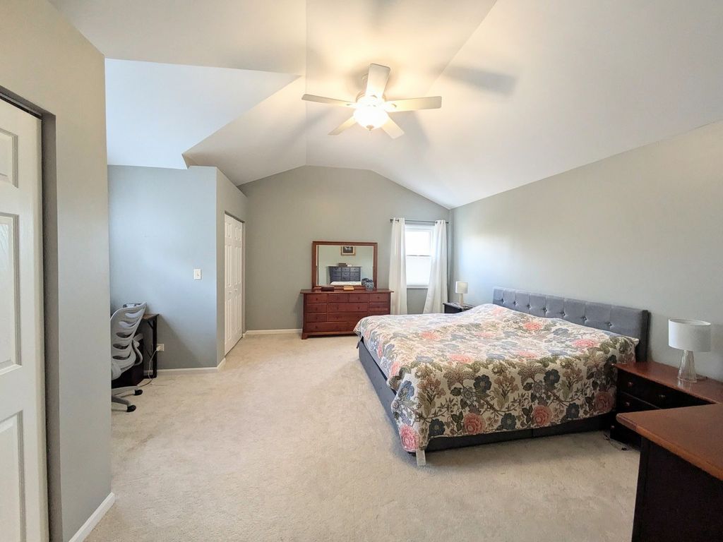 Image 15 of property listing at 905 Thornwood Court, St. Charles, IL 60174