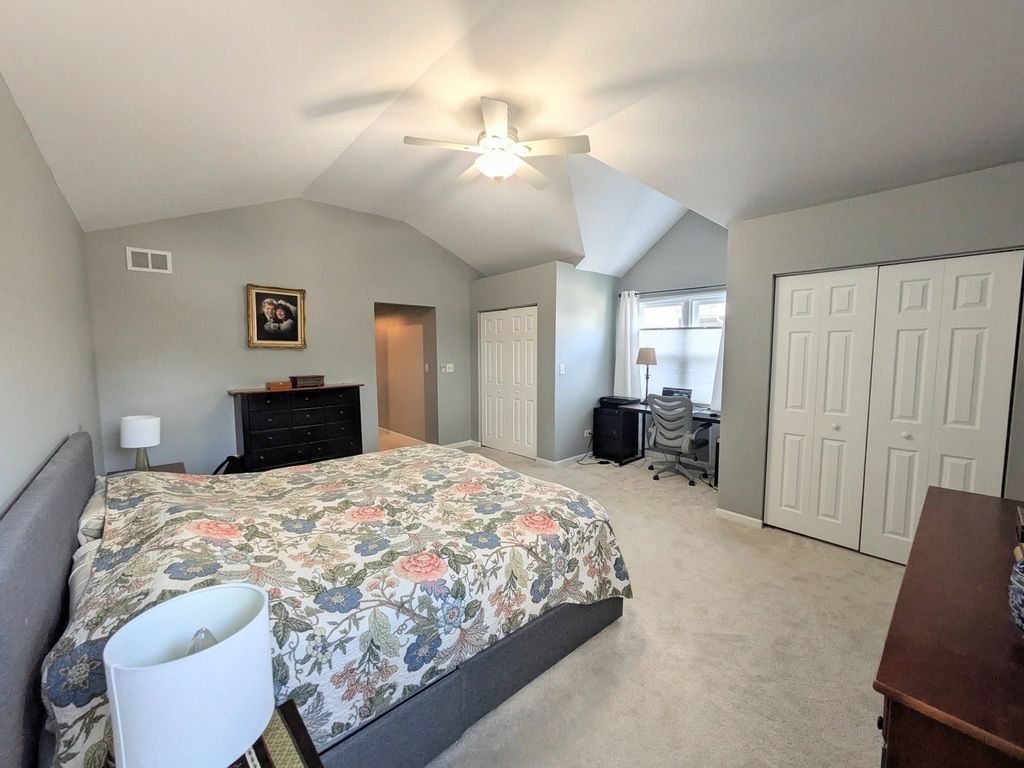Image 16 of property listing at 905 Thornwood Court, St. Charles, IL 60174