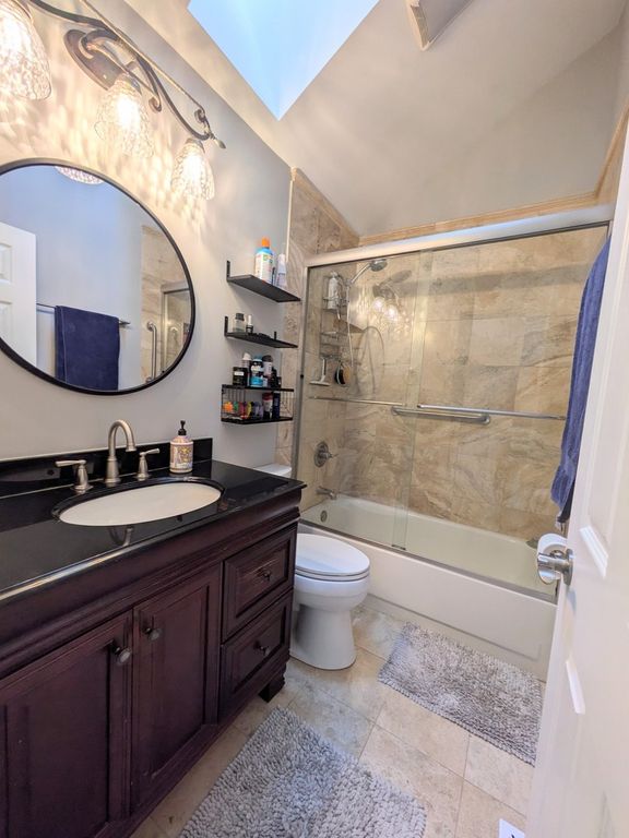 Image 17 of property listing at 905 Thornwood Court, St. Charles, IL 60174