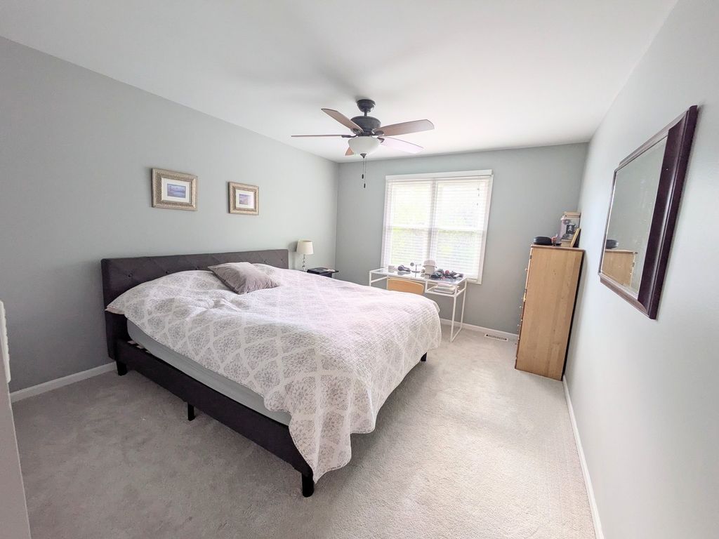 Image 18 of property listing at 905 Thornwood Court, St. Charles, IL 60174