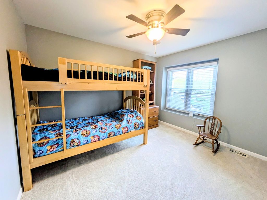 Image 19 of property listing at 905 Thornwood Court, St. Charles, IL 60174