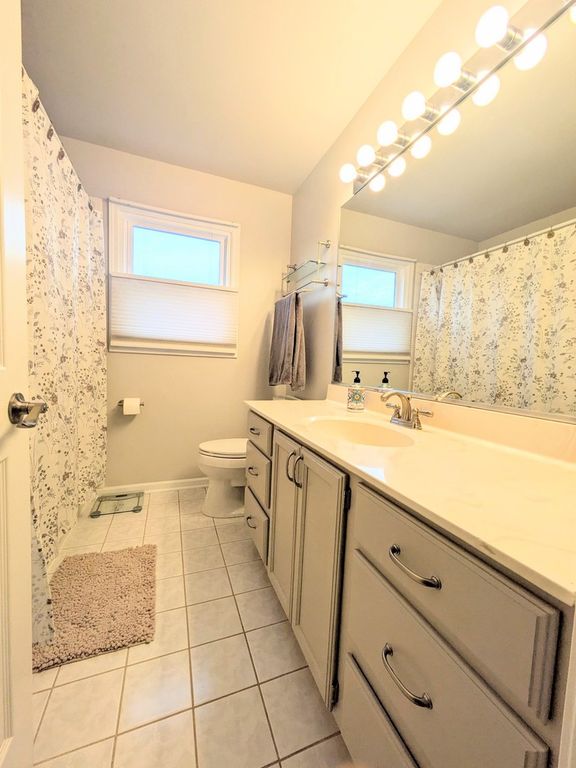 Image 20 of property listing at 905 Thornwood Court, St. Charles, IL 60174