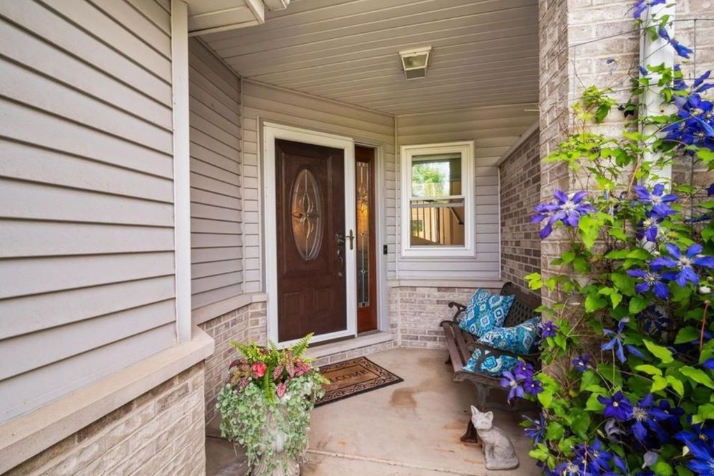 Image 3 of property listing at 905 Thornwood Court, St. Charles, IL 60174