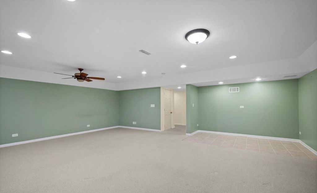 Image 21 of property listing at 905 Thornwood Court, St. Charles, IL 60174