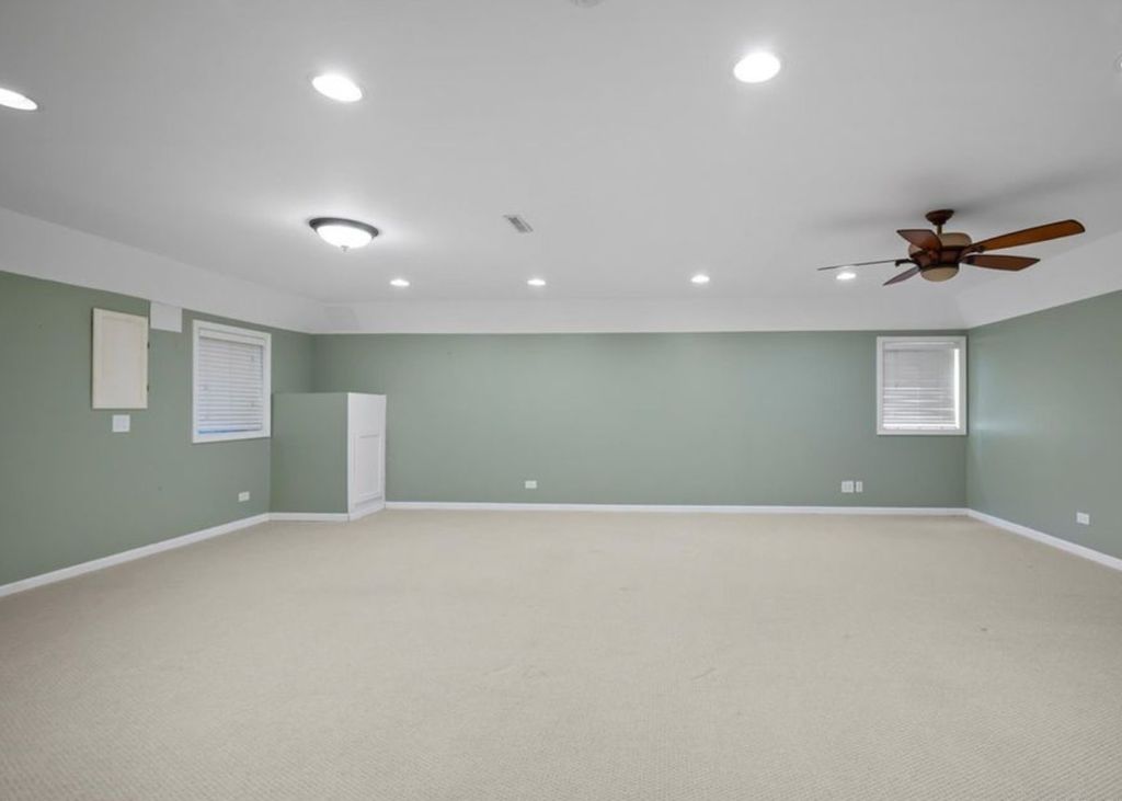 Image 22 of property listing at 905 Thornwood Court, St. Charles, IL 60174