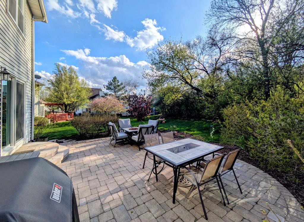 Image 23 of property listing at 905 Thornwood Court, St. Charles, IL 60174
