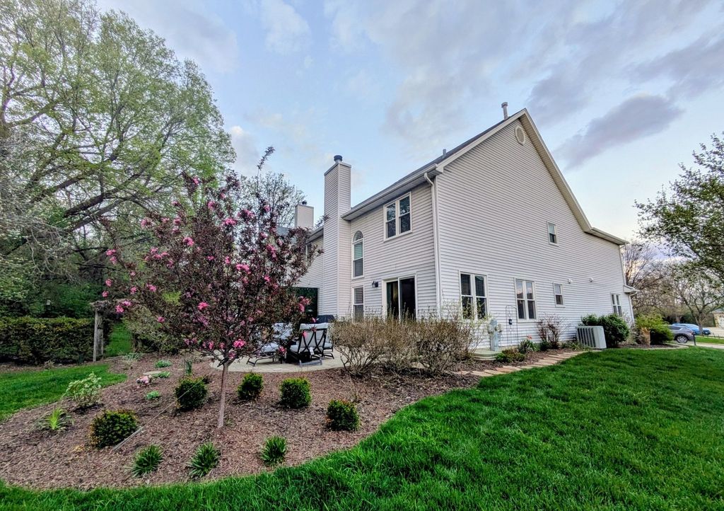 Image 24 of property listing at 905 Thornwood Court, St. Charles, IL 60174