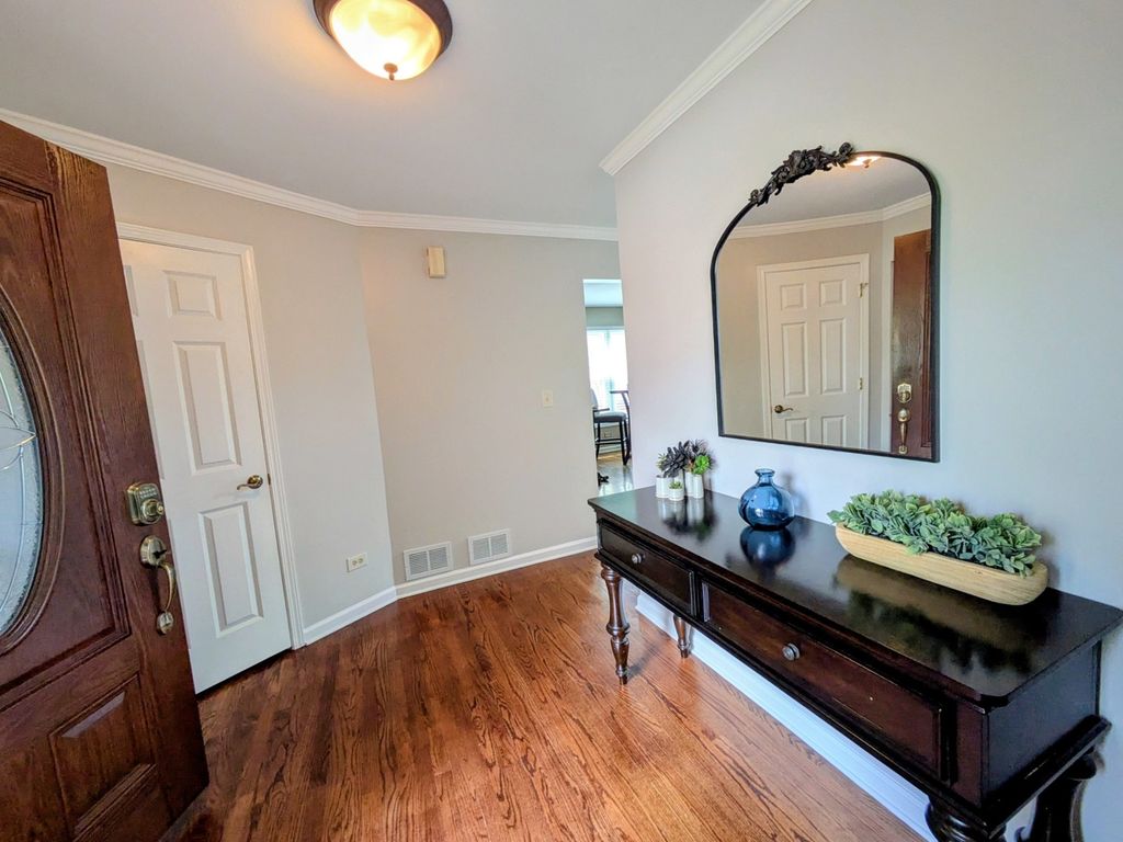 Image 4 of property listing at 905 Thornwood Court, St. Charles, IL 60174