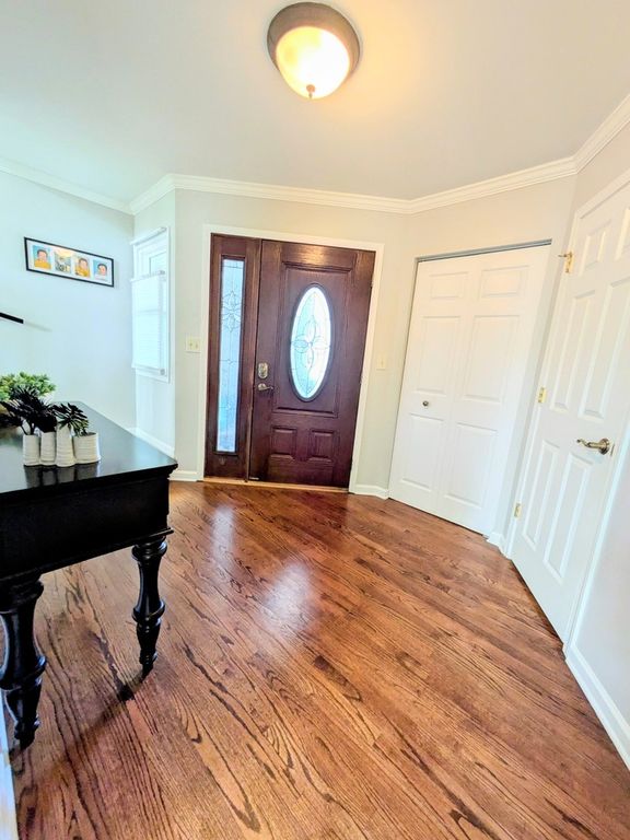 Image 5 of property listing at 905 Thornwood Court, St. Charles, IL 60174