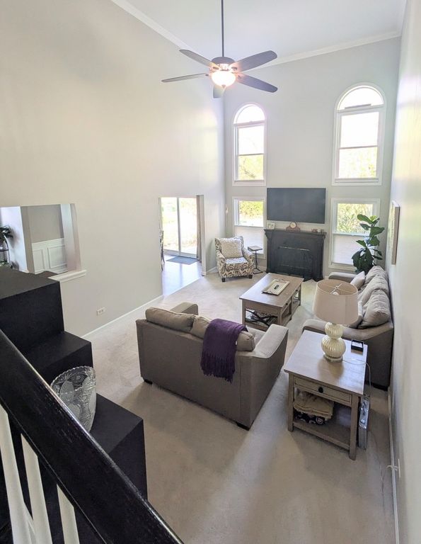 Image 6 of property listing at 905 Thornwood Court, St. Charles, IL 60174