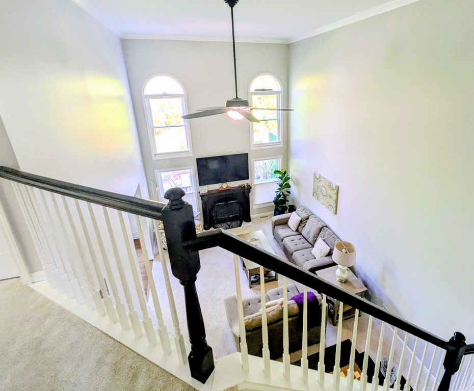Image 9 of property listing at 905 Thornwood Court, St. Charles, IL 60174