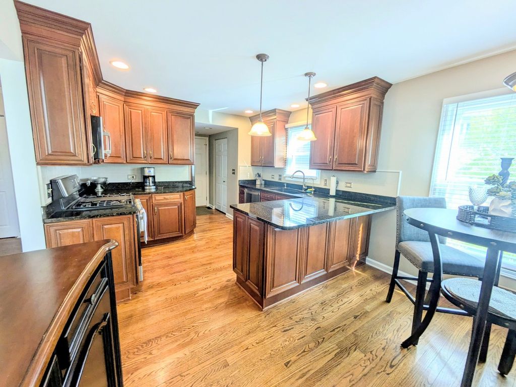 Image 10 of property listing at 905 Thornwood Court, St. Charles, IL 60174