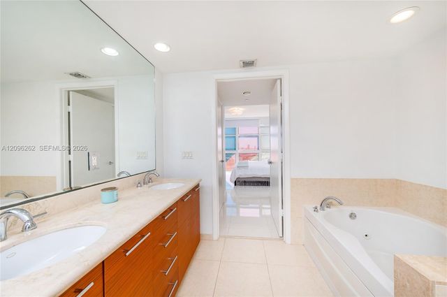 50 Biscayne Boulevard 3906, Miami, FL 33132