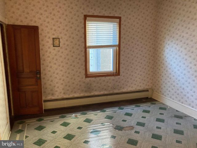 143 N RAILROAD AVE., Frackville, PA 17931