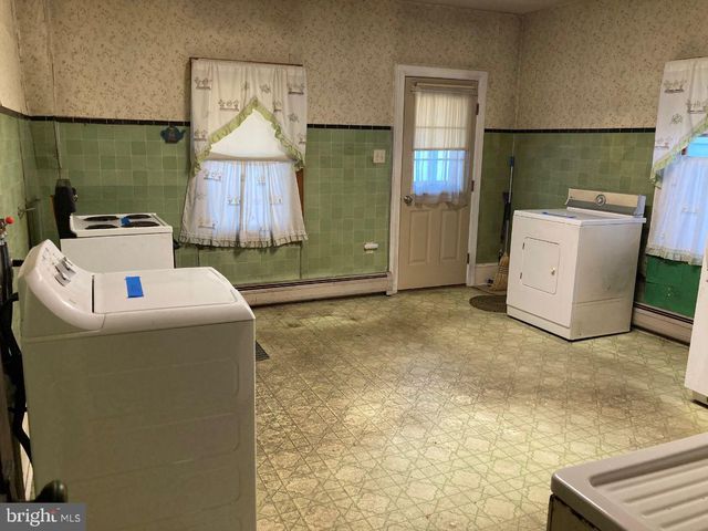 143 N RAILROAD AVE., Frackville, PA 17931
