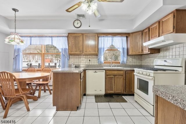 24 Rivendell Rd, Roxbury Twp., NJ 07876