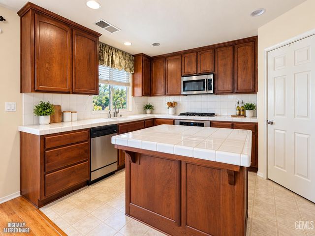 9018 Rockaway Beach Court, Bakersfield, CA 93311