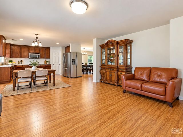 9018 Rockaway Beach Court, Bakersfield, CA 93311