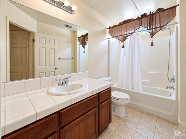 9018 Rockaway Beach Court, Bakersfield, CA 93311