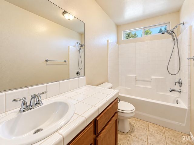 9018 Rockaway Beach Court, Bakersfield, CA 93311