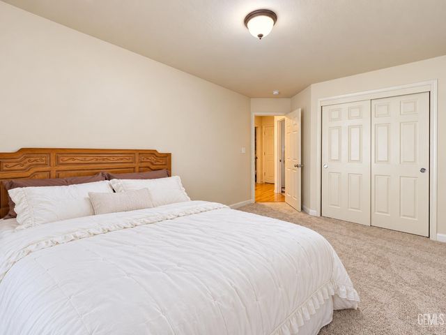 9018 Rockaway Beach Court, Bakersfield, CA 93311