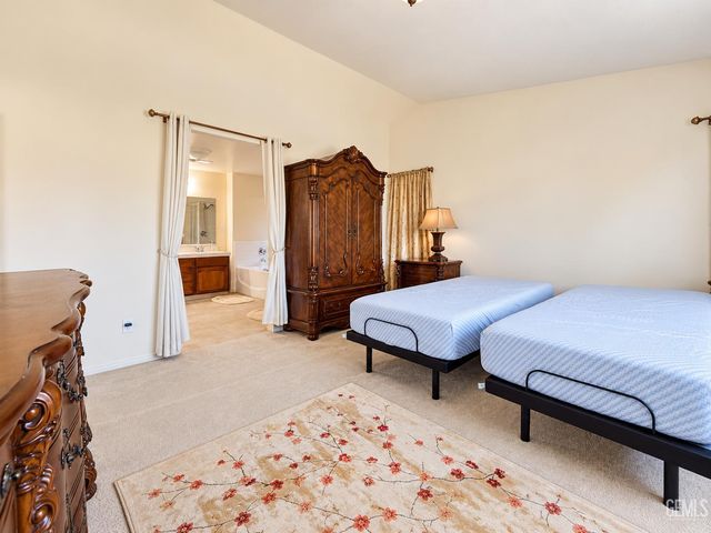 9018 Rockaway Beach Court, Bakersfield, CA 93311