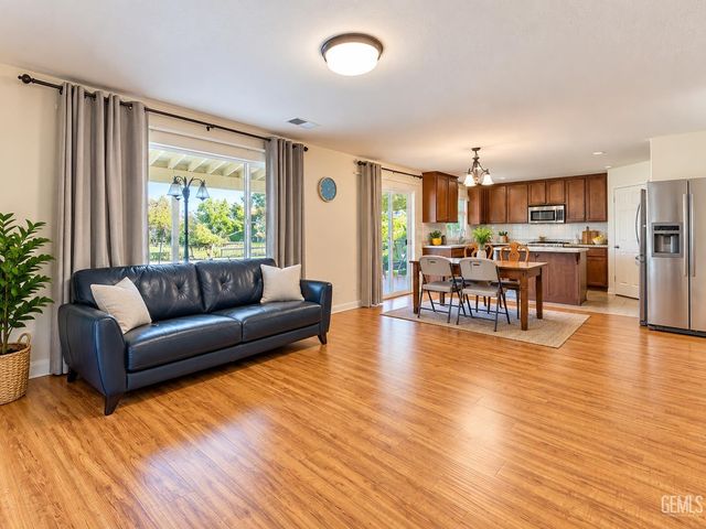 9018 Rockaway Beach Court, Bakersfield, CA 93311
