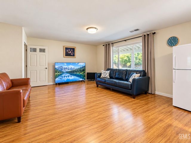 9018 Rockaway Beach Court, Bakersfield, CA 93311