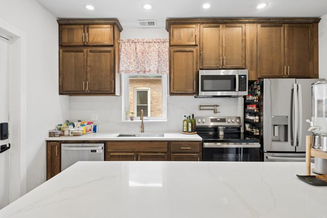 6858 Riverside Drive, Berwyn, IL 60402