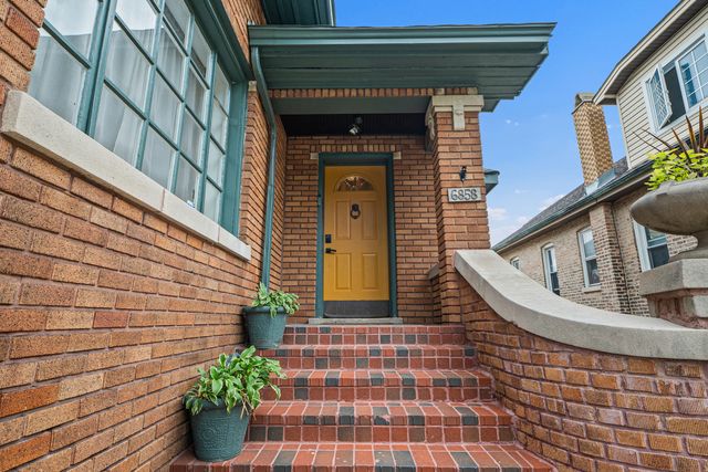 6858 Riverside Drive, Berwyn, IL 60402