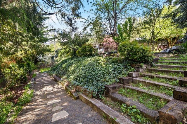 1625 NE Hillcrest Drive, Grants Pass, OR 97526