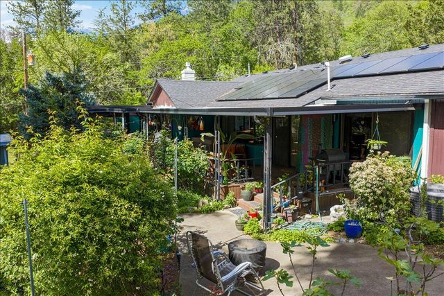 1625 NE Hillcrest Drive, Grants Pass, OR 97526